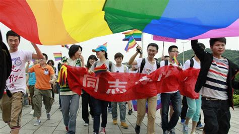 how are gay viewed in china